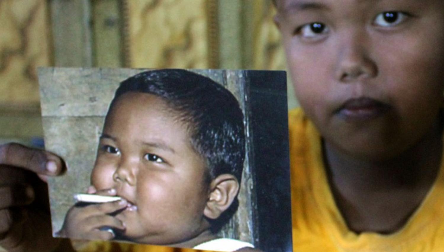 NUEVA VIDA. El niño indonesio se recupera lentamente de su adicción al tabaco y a la comida chatarra. FOTO TOMADA DE CNN.COM