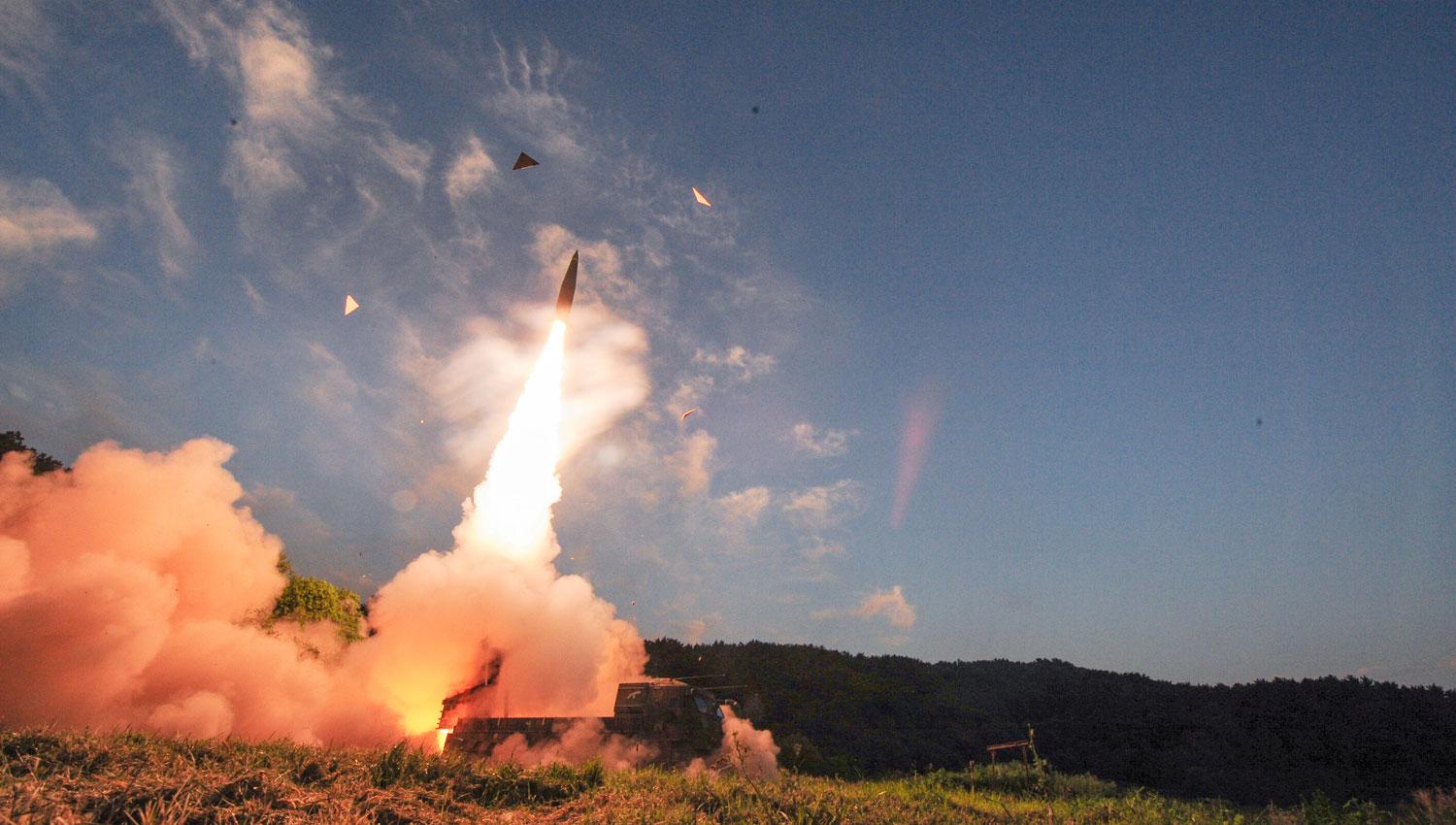 ENSAYOS MILITARES. Tropas surcoreanas disparan un misil durante una práctica militar. REUTERS