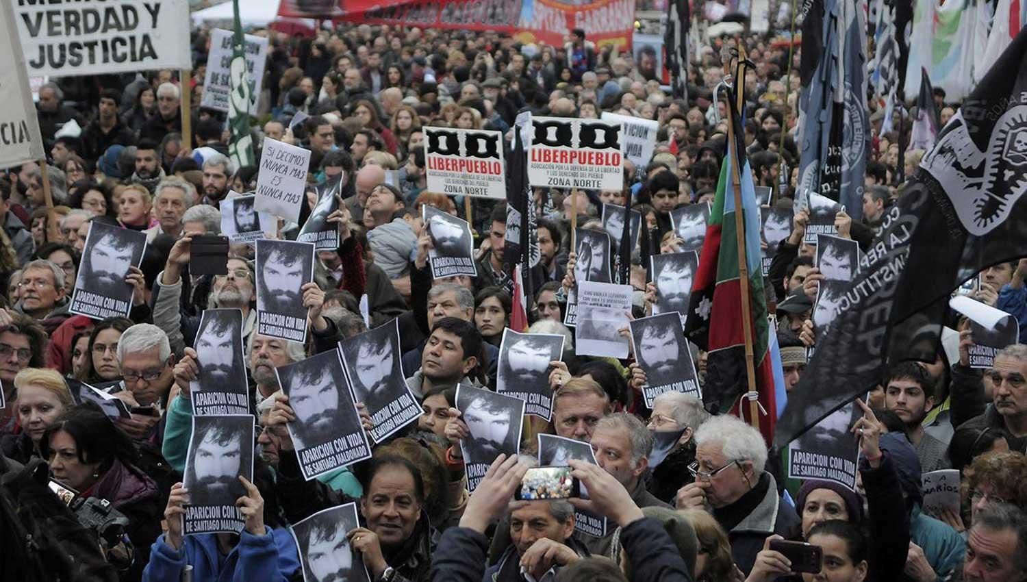 EXIGENCIA. Grupos sociales y defensores de derechos humanos marcharon el viernes en Buenos Aires.
