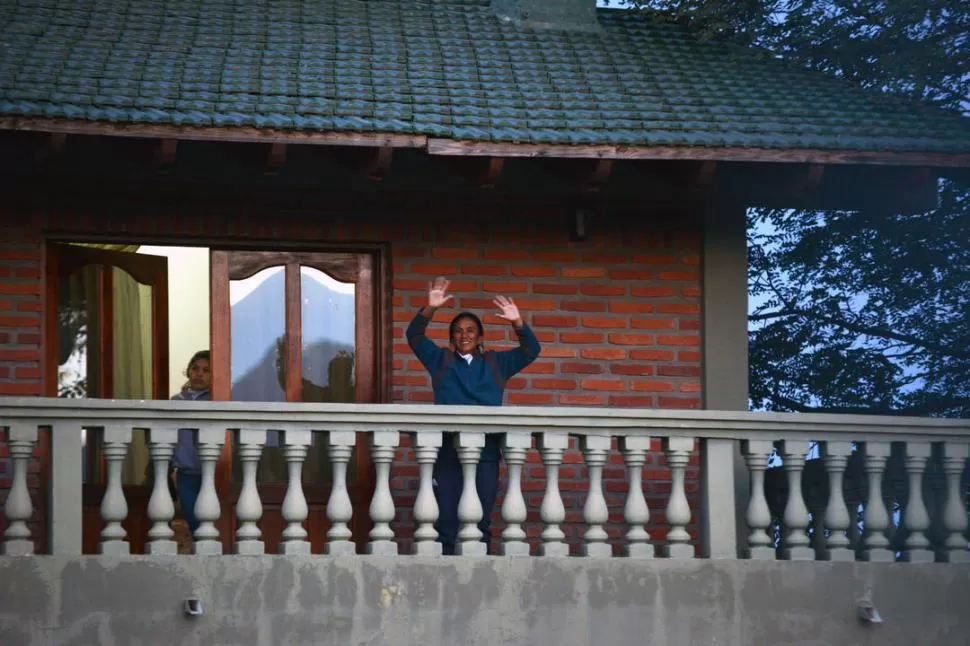 TRES VECES. A las 9, las 12 y las 18, Milagro Sala debe salir al balcón de su casa y saludar a los guardias. telam 