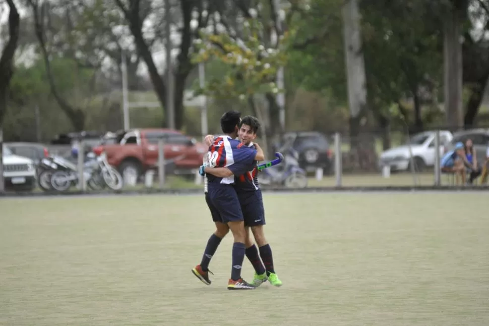 DOBLE FESTEJO. Camacho (derecha) celebra uno de sus goles con un compañero. la gaceta / foto de Inés Quinteros Orio