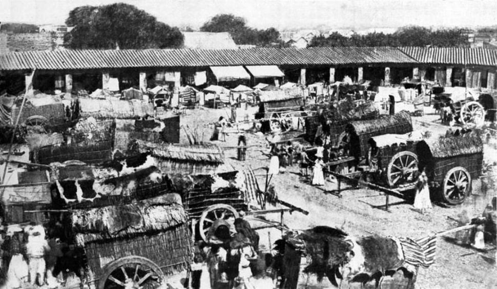 EL MERCADO DEL ALGARROBO. Una fotografía de la década de 1860, lo muestra atestado de carretas. 