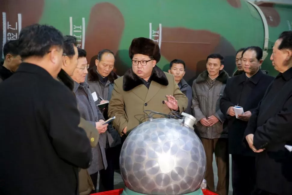 9 DE MARZO DE 2016. Kim Jong Un se reúne con científicos y técnicos que investigan sobre armas nucleares. REUTERS