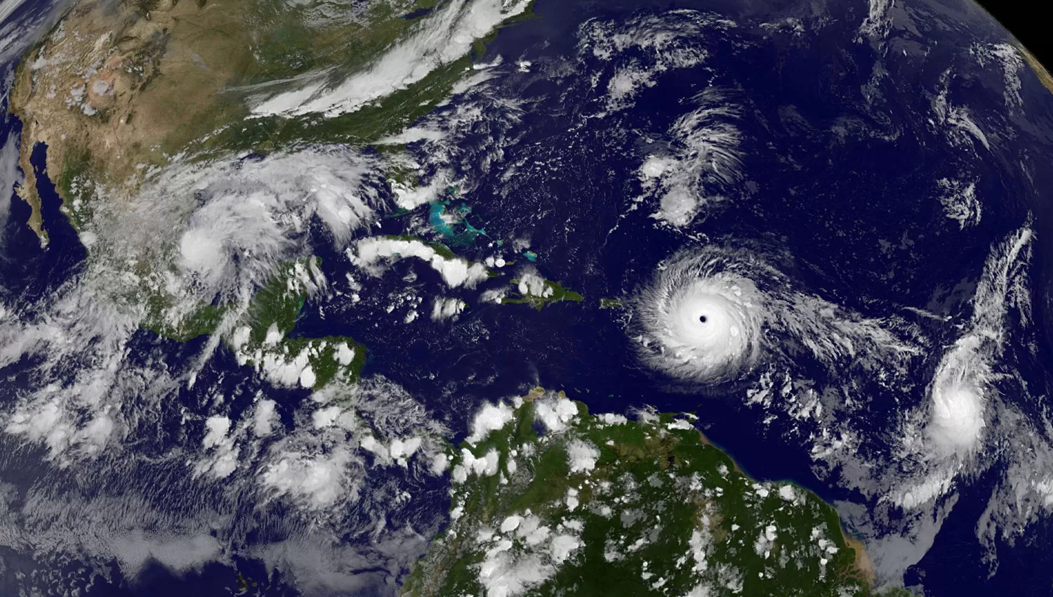 DESDE EL ESPACIO. Así se ve el huracán mientras avanza por el Caribe. REUTERS