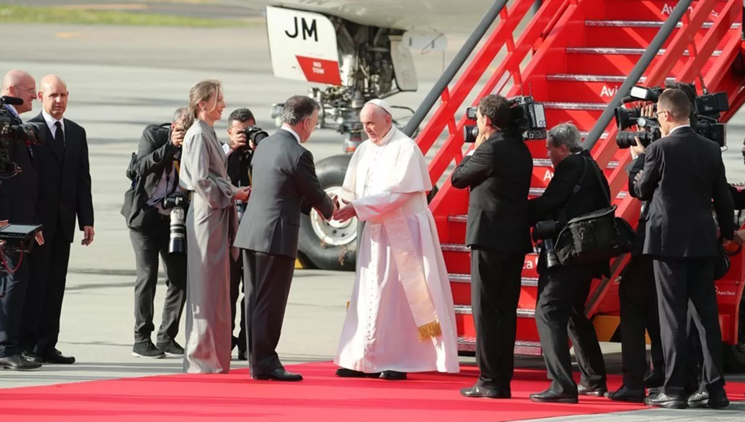 El presidente de Colombia, Juan Manuel Santos, acompañado de su esposa, la primera dama María Clemencia de Santos, reciben al Papa Francisco a su llegada a la base aérea de Catam hoy. FOTO TOMADA DE CLARIN.COM