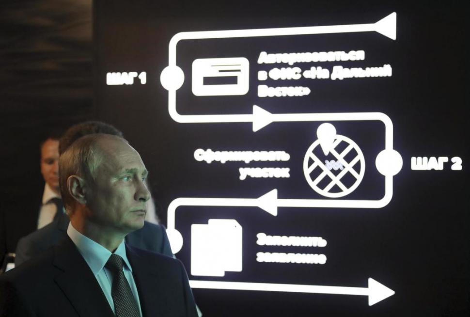 EN ESA LINEA. Putin observa que puede desatarse una crisis de magnitud. Reuters