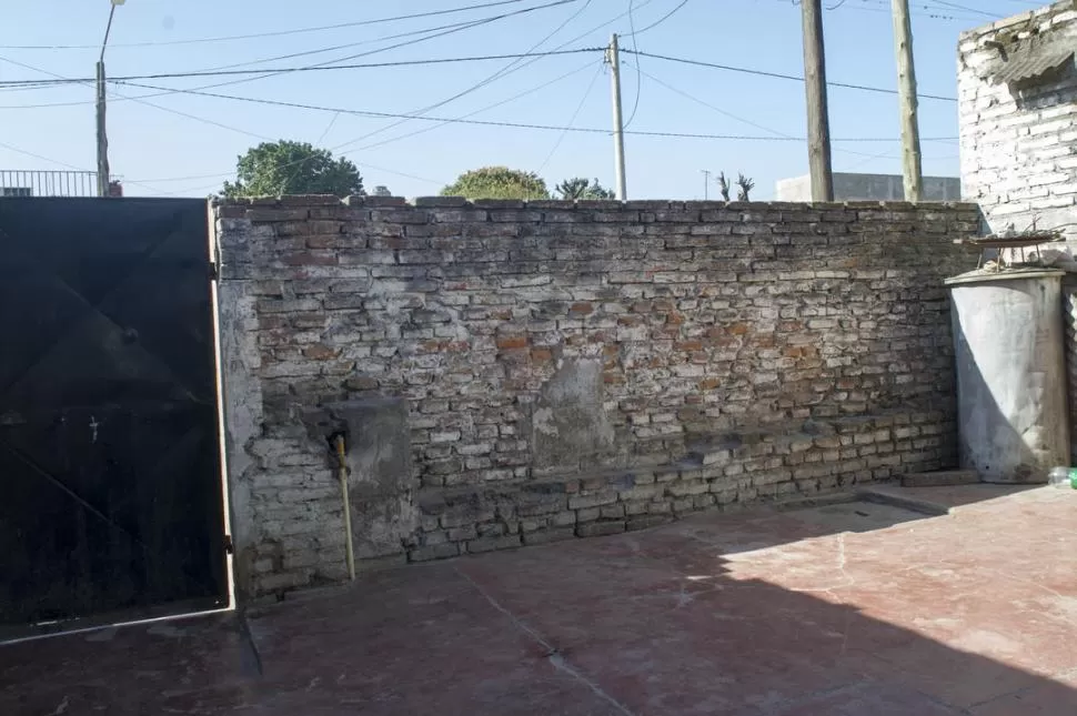 LA TAPIA. Por aquí ingresó el delincuente cuando escapaba de la Policía. LA GACETA / FOTO DE DIEGO ARÁOZ