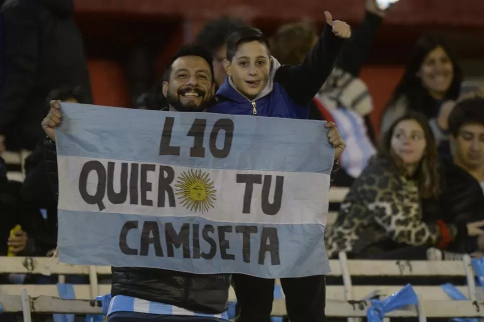 EL PREFERIDO. En las tribunas, los simpatizantes argentinos demuestran su pasión por el astro rosarino Lionel Messi. dyn