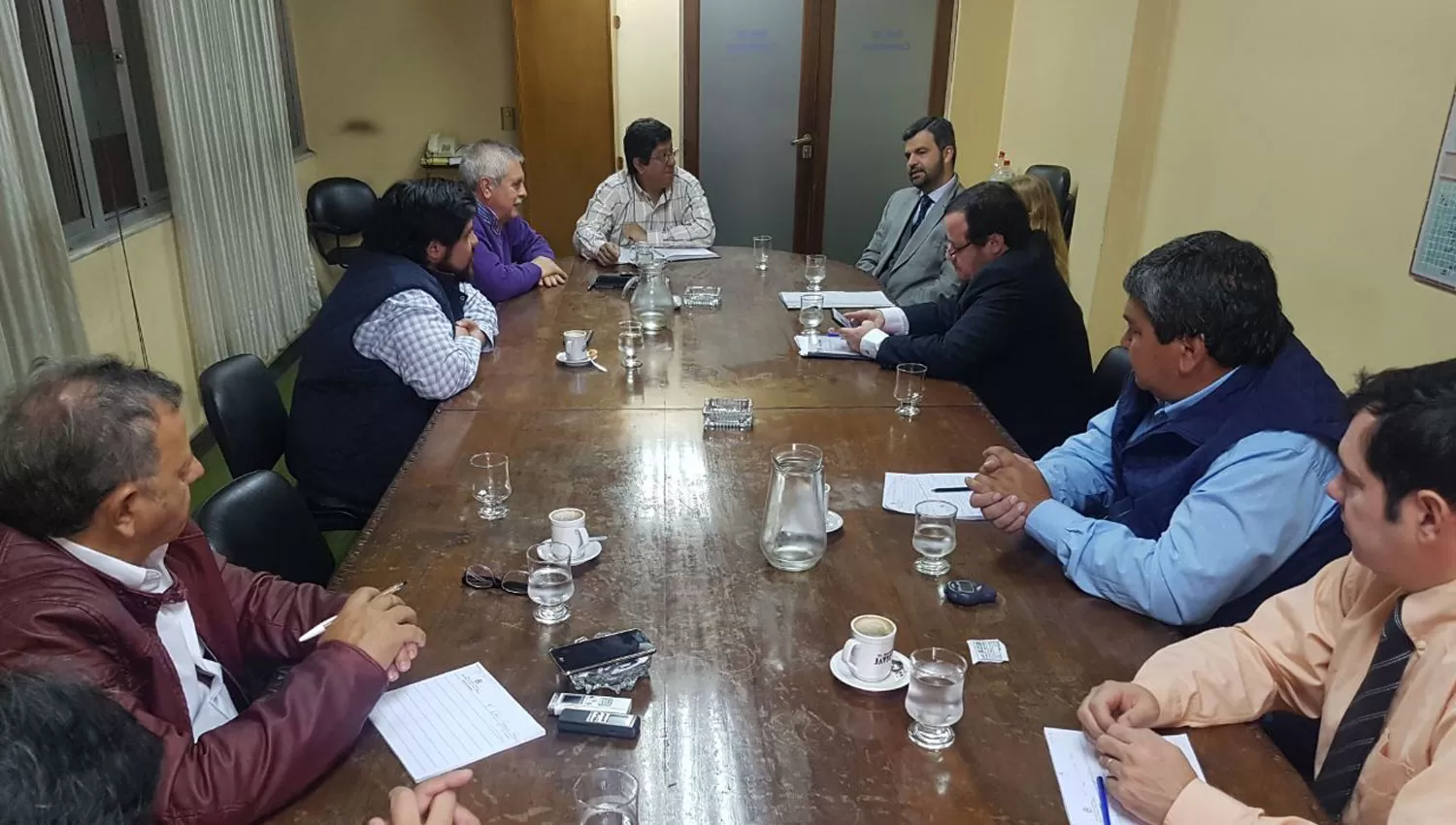 ESPERANDO. Concejales y funcionarios municipales esperan el inicio de la reunión que nunca se concretó. PRENSA CONCEJO DELIBERANTE