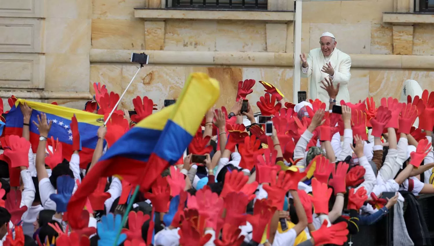 VISITA HISTÓRICA. Francisco saluda al público colombiano. FOTO DE REUTERS. 