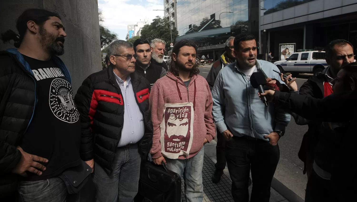 EN BUENOS AIRES. Dirigentes sociales, al llegar al edificio del Ministerio de Desarrollo Social nacional. FOTO DE DYN.  