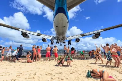 Cómo era el aeropuerto más peligroso del mundo antes de ser destruido por el huracán Irma