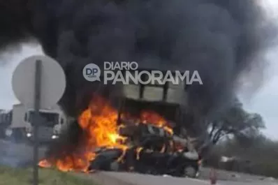 Cinco personas murieron quemadas tras un choque frontal entre un camión y un auto