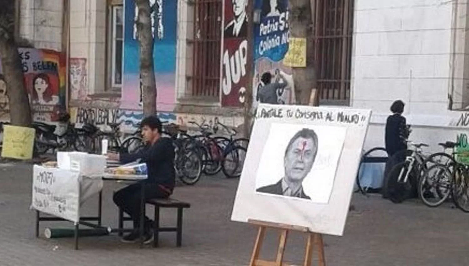 LA FOTO DE LA POLÉMICA. El cartel que muestra al presidente como si hubiese recibido un disparo en la cabeza. FOTO TOMADA DE RESARIO3