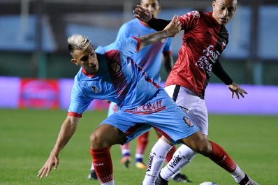 Colón ganó en el Viaducto y complicó a Arsenal