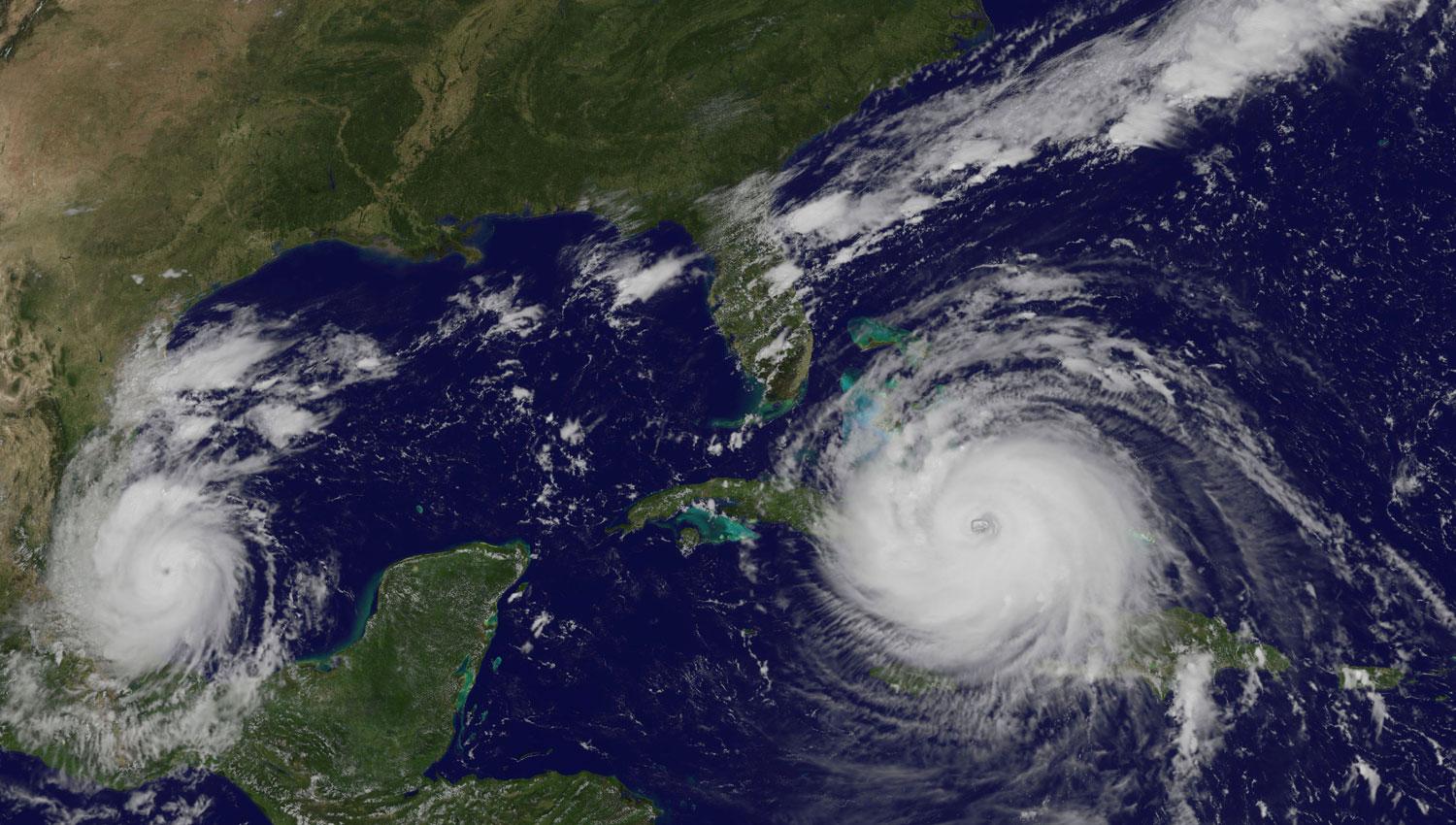 HURACANES. Irma (derecha) y Katia (izquierda) vistos desde el espacio. REUTERS