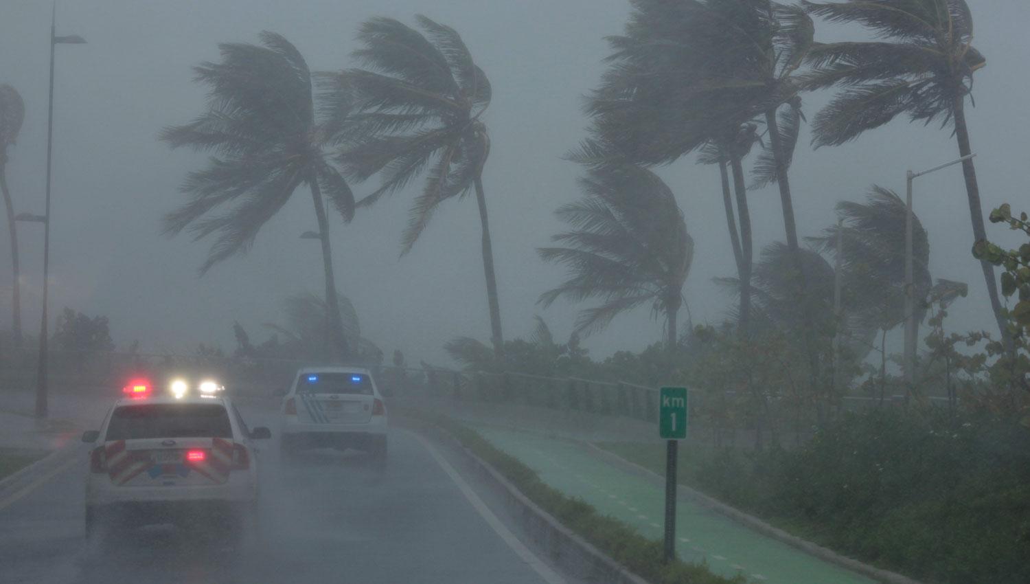 IRMA. La imagen corresponde al momento en el que el huracán golpeó Puerto Rico. REUTERS