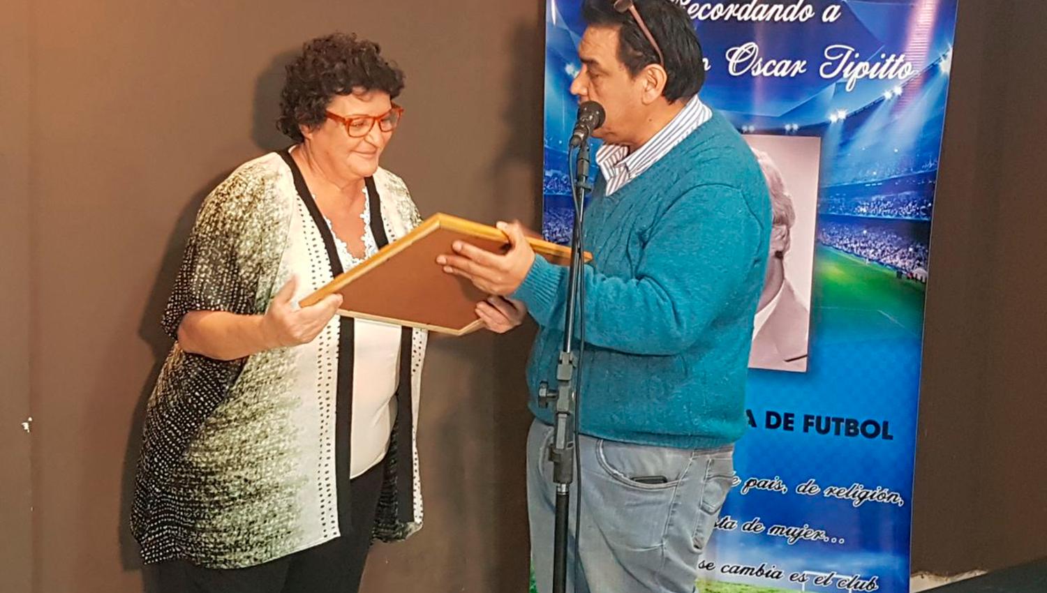 Jorge Rodríguez, del Círculo de Periodistas Deportivos, le entregó a Cuca Narvaja una plaqueta recordativa.
FOTO GENTILEZA CPDT