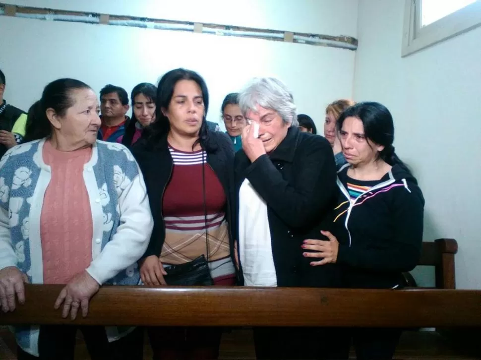 CONMOVIDA. Rosa Sosa (a la derecha) lloró cuando escuchó la sentencia. foto de francisco fernández