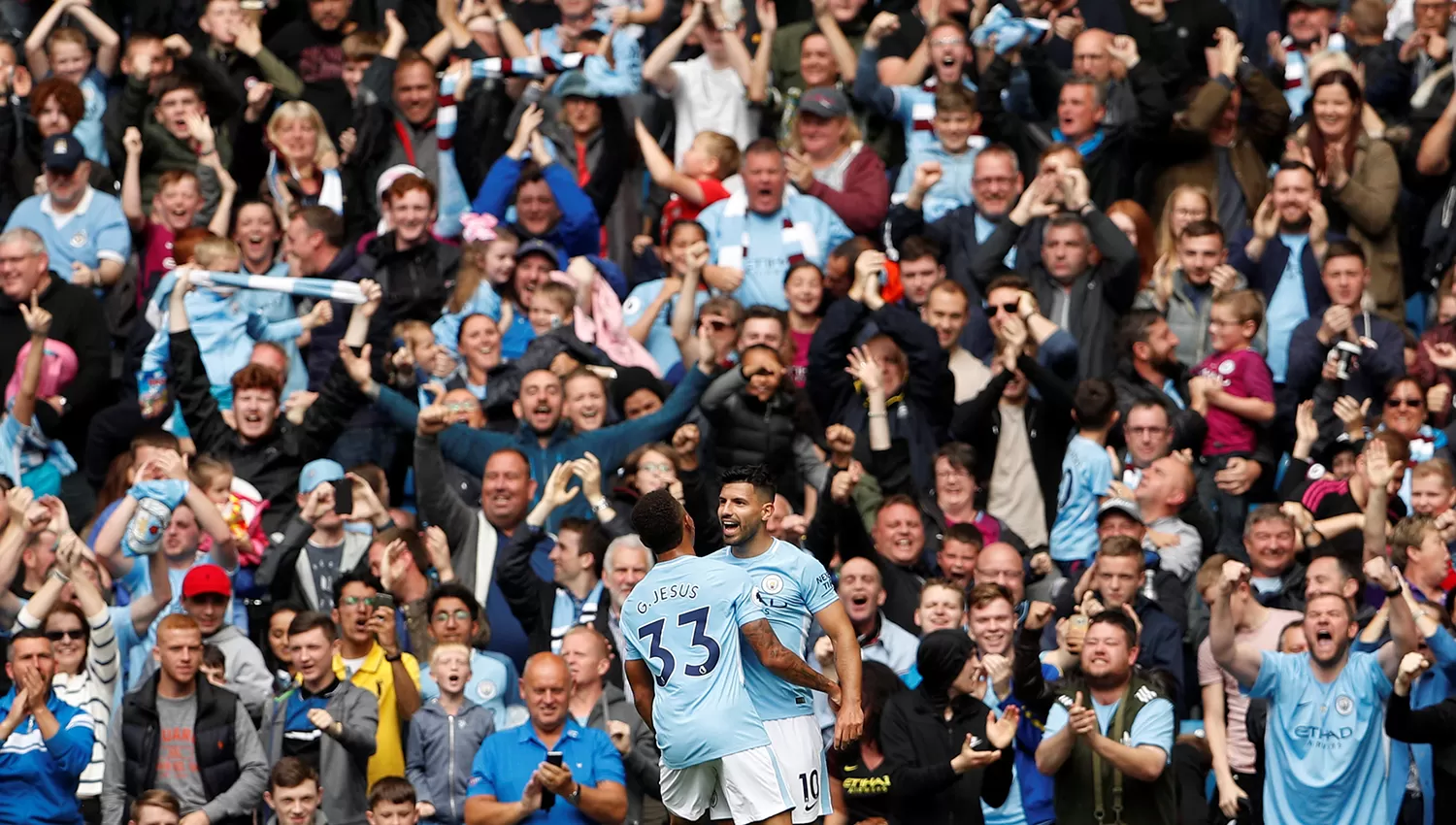 Sergio Agüero, de Manchester City, celebra si gol con el brasileño Gabriel de Jesús.
REUTERS