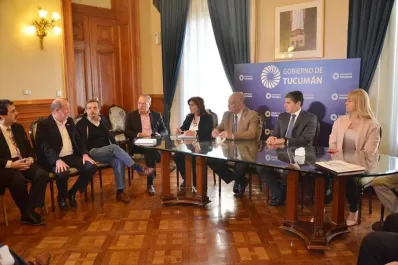 La emergencia por la langosta exige el trabajo conjunto entre productores, técnicos y funcionarios