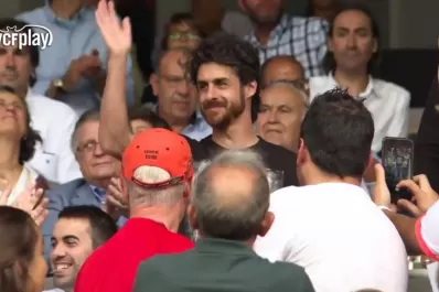 ¡Un ídolo! Aimar fue a ver al Valencia y recibió una tremenda ovación en el Mestalla