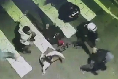 Impactante video: cuatro personas mueren arrolladas cuando ayudaban a un motociclista