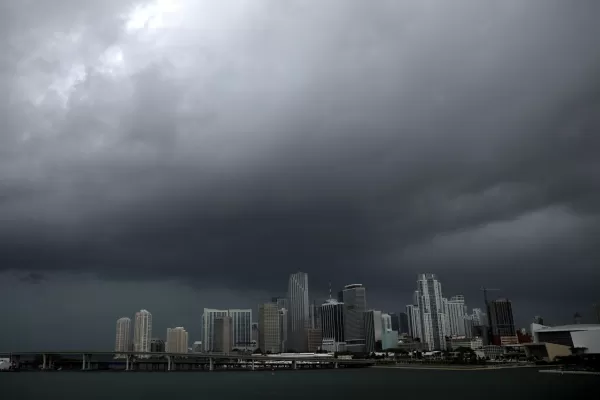 Alerta máxima: Irma destruyó la costa norte de Cuba y se fortalece en su camino hacia Miami