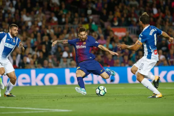 Con otro triplete de Messi, Barcelona goleó en el clásico de Cataluña al Espanyol