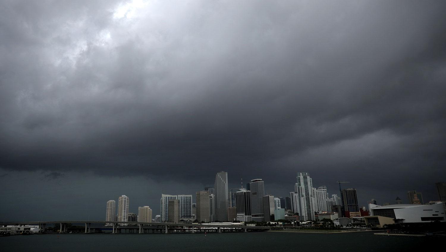 ASÍ AMANECIÓ MIAMI. Las nubes negras cubren la ciudad estadounidense que espera la llegada de Irma. REUTERS