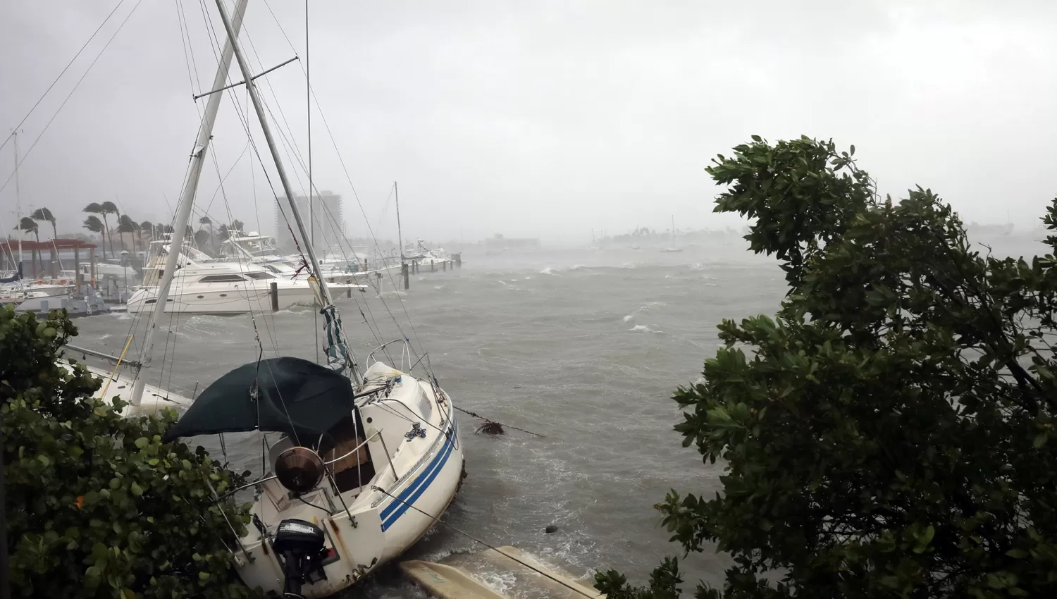 ESTRAGOS. Los fuertes vientos movieron algunos veleros en South Beach. REUTERS
