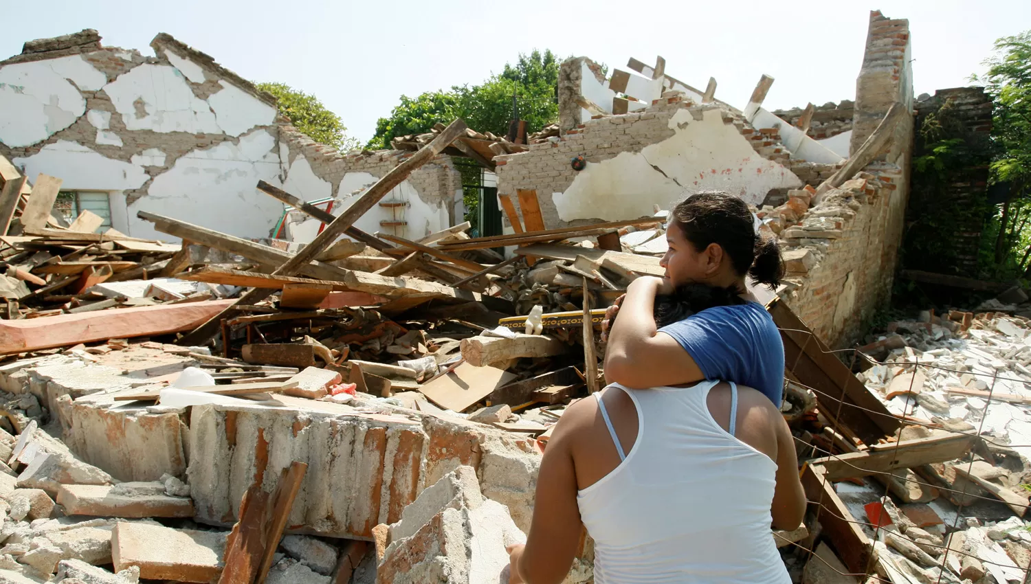 DESTROZOS. Cientos de casas en Oaxaca y Chiapas quedaron reducidas a escombros después del terremoto. REUTERS