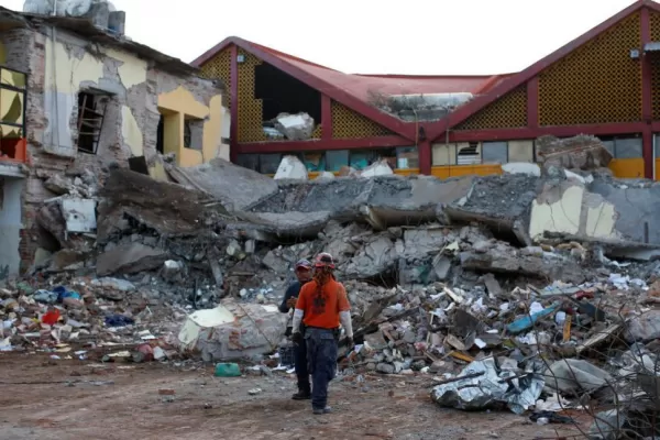 Los rescatistas en México remueven a mano los escombros