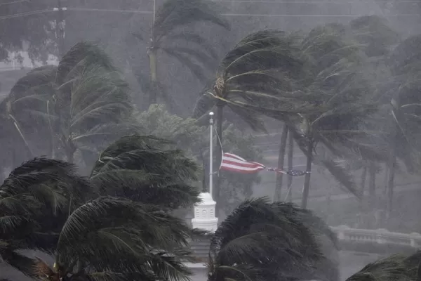 El huracán Irma atravesó Florida con vientos de más de 175 kilómetros por hora y bajó a categoría 2