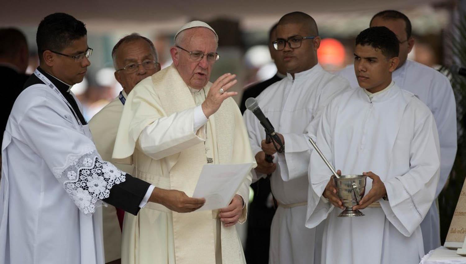 El papa Francisco participó en una ceremonia hoy en el barrio San Francisco en Cartagena. FOTO TOMADA DE CLARIN.COM