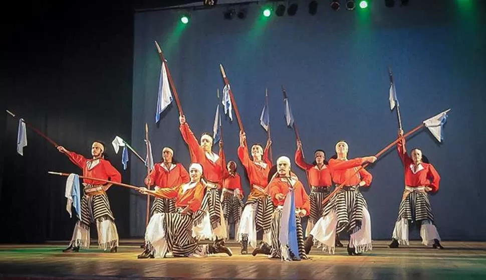 Las danzas folclóricas se bailan en el escenario del San Martín