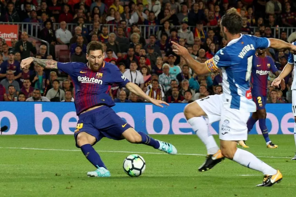 EN EUROPA ES IMPARABLE. Lionel Messi, que sigue sin poder mostrar todo su poderío en la Selección, marcó tres tantos en la goleada de Barcelona sobre Espanyol. Reuters