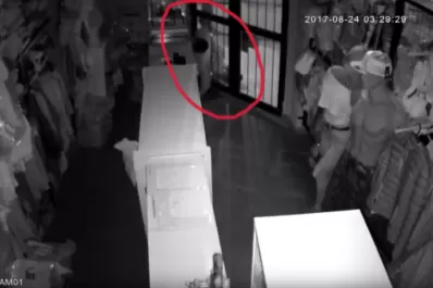 Se tomó su tiempo: un ladrón es grabado robando un local de ropa en Alderetes, con total tranquilidad