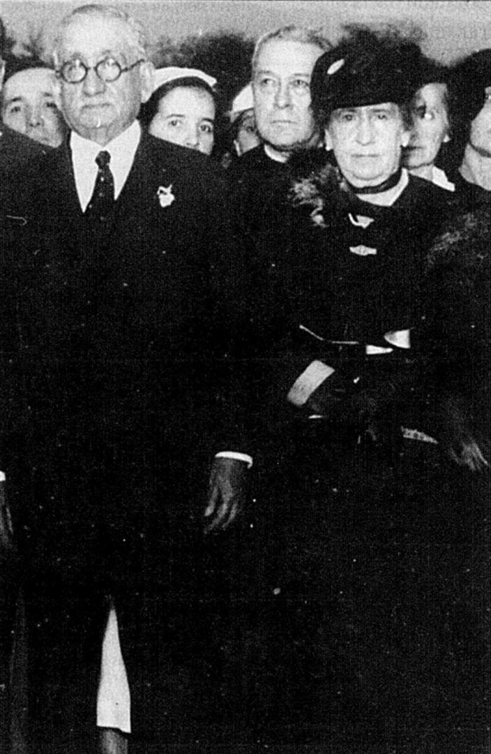 ALFREDO GUZMÁN. Con su esposa, doña Guillermina Leston, en el acto inaugural del Colegio “Guillermina”. 