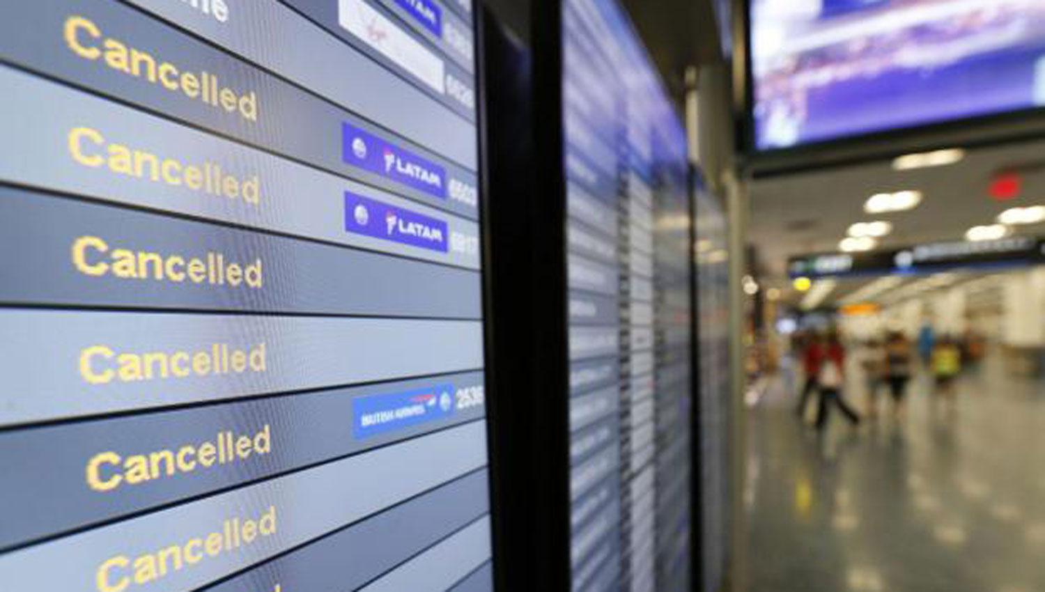 AEROPUERTO DE MIAMI. La única palabra que se repite en todas las pantallas del aeropuerto de Miami es cancelado. FOTO TOMADA DE THE INDEPENDENT