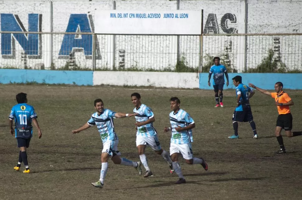 A FESTEJAR. Hasan Jadur, el volante de Atlético Concepción, acaba de anotar un gol y lo celebra con Amaya y Tusa.  la gaceta / foto de DIEGO ARáOZ