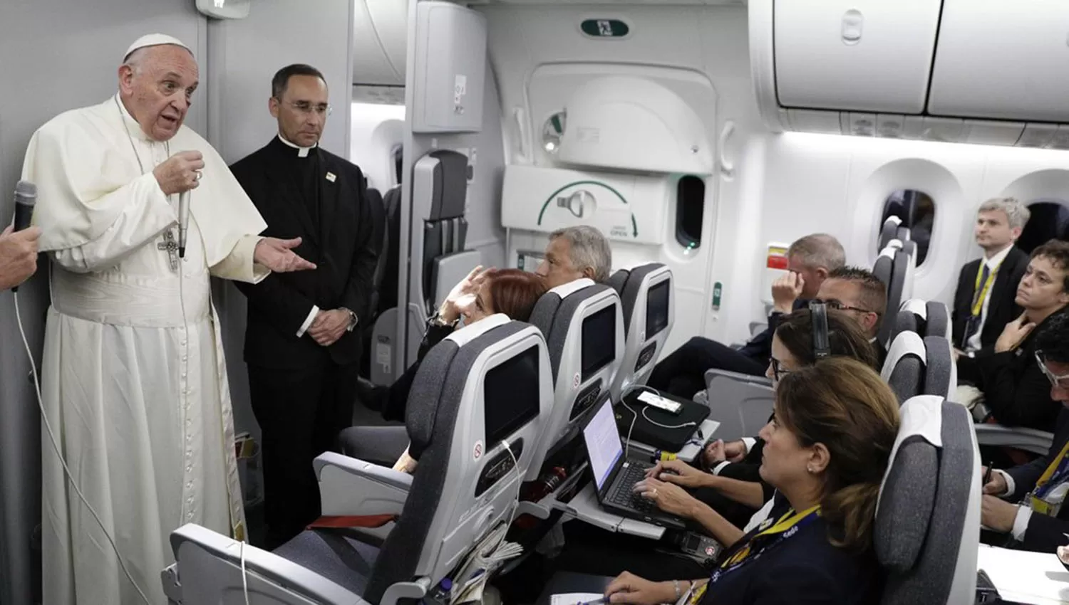 El papa Francisco en su vuelo desde Colombia hacia el Vaticano. FOTO TOMADA DE NYTIMES.COM