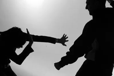 Fue a un hotel de alojamiento en Lules con su novio, pero él la golpeó y le robó el auto