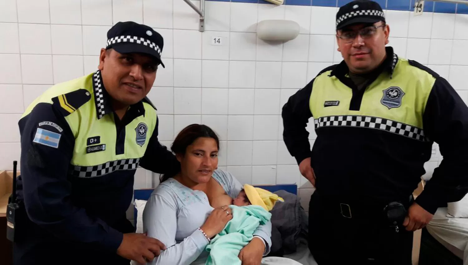 Una mujer dio a luz gracias a la colaboración de dos policías parteros