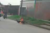 Robaron una moto y la chocaron contra un colectivo: terminó incendiada