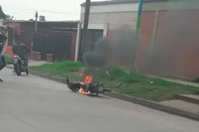Robaron una moto y la chocaron contra un colectivo: terminó incendiada
