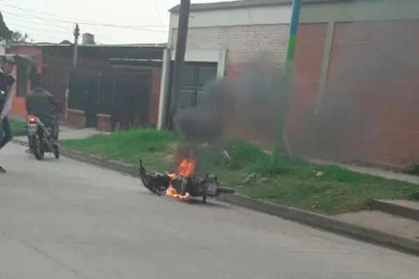 Robaron una moto y la chocaron contra un colectivo: terminó incendiada