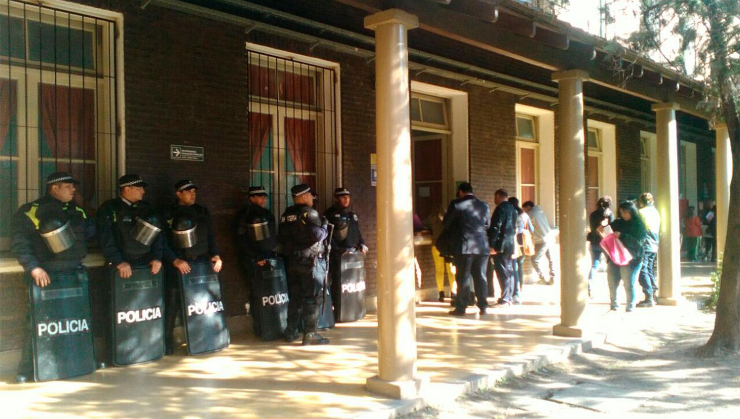 CUSTODIA. Una fuerte presencia policial se apostó en las puertas de la fiscalía II. FOTOS GENTILEZA DE FRANCISCO FERNÁNDEZ