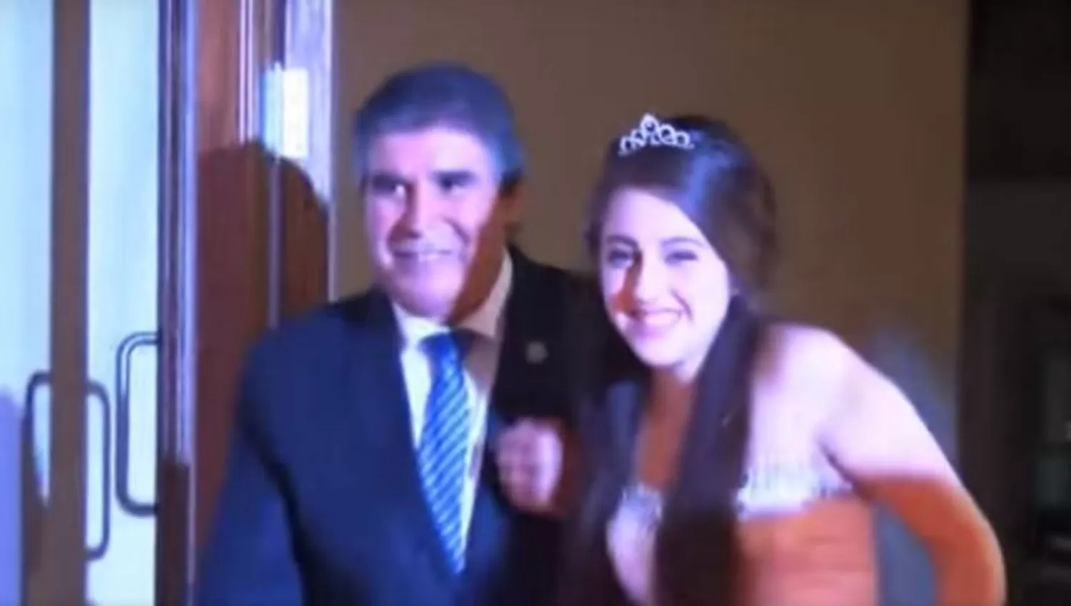 ENRIQUE Y ABRIL. Entrada a los 15 de la adolescente. CAPTURA DE VIDEO 