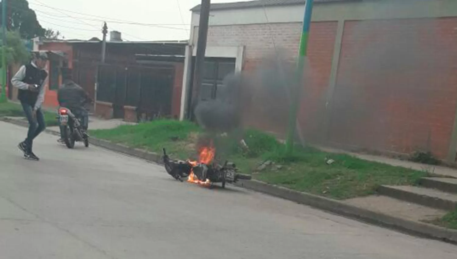La moto en la que se trasladaban los ladrones fue consumida por el fuego.